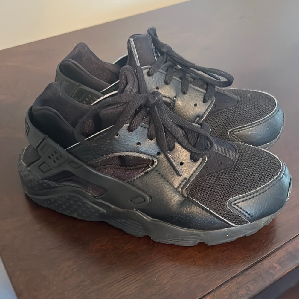Nike / black sneakers